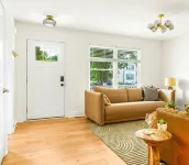 7 Min to Beach, Huge Yard, Fire Pit, BBQ, Beach Gear & Cornhole, by A Haven Away