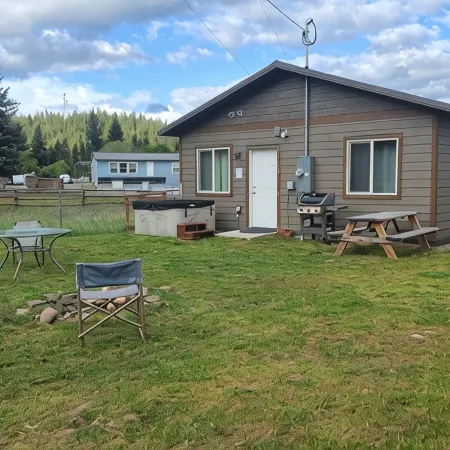 ❤ Bed & Breakfast Nook ❤ Fenced Yard ❤ Hot Tub ❤ Heated Floors ❤ Pet Friendly ❤