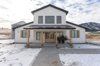 New barndominium with a theater room, AC, large gourmet kitchen with views - 4つ星