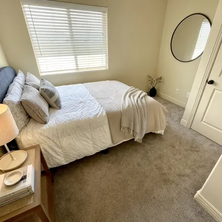 Spacious fully loaded 4-bedroom townhome sleeps 12 freeway access next to BYU