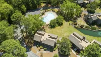 Renovated, Ground Level, 2 Br 2 BA, WiFi, Cable, Pool. 4 Individuals Max.