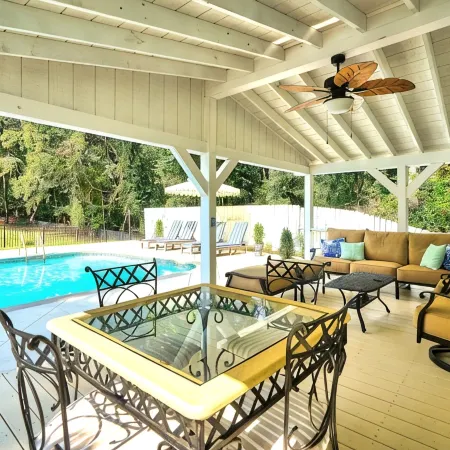 Pool-Sleeps 20-Stylish- 5 mins to downtown Southern Pines- Close to Pinehurst
