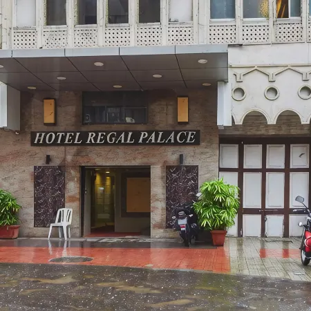 Hotel Regal Palace Отели рядом с достопримечательностью «Железнодорожная станция Charni Road»