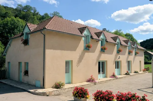 Logis Hotel Auberge de l'Allagnonette - Pysäköinti