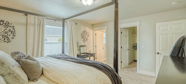 Close to Glacier Park! 4 Bedroom, 2 bath Family and Pet Friendly Comfy Home Hotels in Kalispell