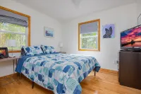 Walk to Manteo Waterfront • 3Br Retreat • Outdoor Shower + Spacious Decks - balcony