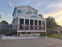 2 Story Beach House with full screen porch - Short walk to beach - Wifi