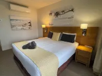 Top Floor Studio Unit in Urangan Ocean Harbour Views Pool Spa - balcony