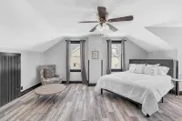 The WashMO Hospitality House WALK to riverfront, shopping, wine shuttle, HOT TUB