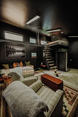 Modern Mountain Mini House- studio house w/ sleeping loft Packwood with WIFI, AC - Homestays
