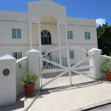 Family-Friendly 3Br Villa Apartment w/ Pool – Steps to Surf & Ocean