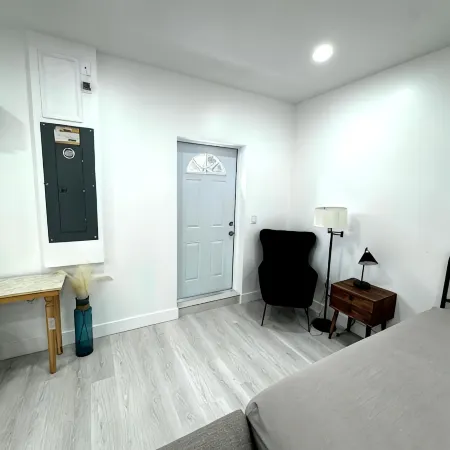 Clean, Modern, and Centrally Located Guesthouse in Port St. Lucie