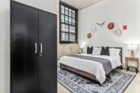 DT 2BD Steps from Target Field Gym Kitchen Laundry - Condos
