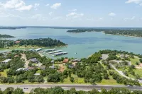 3800sf Lake Front Home, Hot Tub, Next to Boat Ramp and Park, Centrally Located!