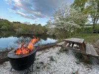 2Br, 2 King Beds, 1 BA, and Kitchenette in Lakeside Home in Greenwich. - Wifi