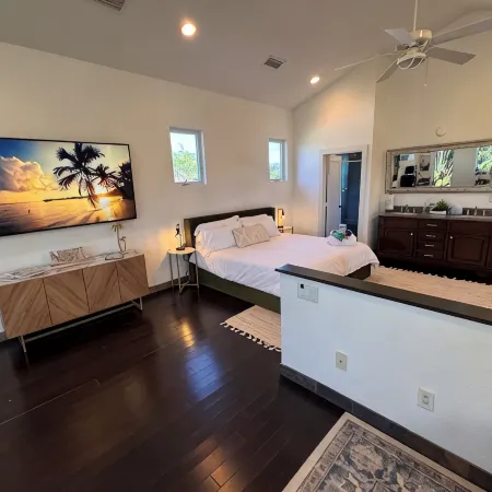 Private Tree Top studio - 1 mile to 5th Ave, all the action & Naples Beach!