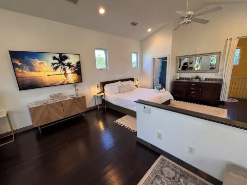 Private Tree Top studio - 1 mile to 5th Ave, all the action & Naples Beach! - Condos