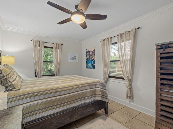 LOCATION! COZY COMFORT 2 BLOCKS FROM PARK AVE W POOL, HOT TUB AND GRILL STATION!