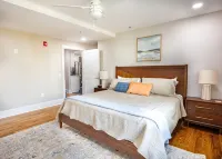 HUGE Penthouse Suite- 3 BR & 2 Bath w/Elevator. Walk to UK-Downtown-Rupp - 4-Star