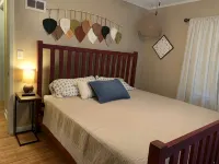 Charming 3 Bedroom House Conveniently Located in Central Lincoln - บังกะโล
