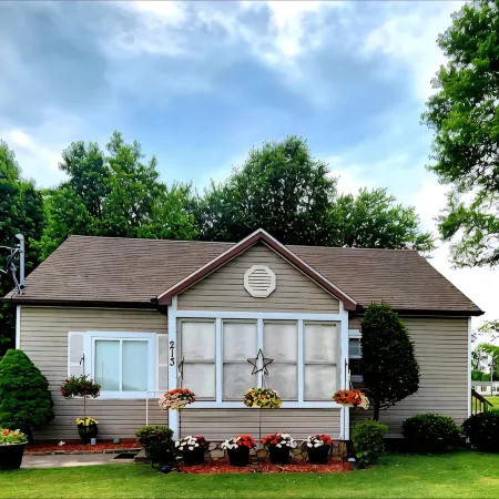 Lakeside Shady Rest Home Away from Home blocks from Rend Lake and I57/I64