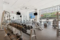 Modern 1-Bedroom City View High Rise Condo with Balcony Gym Pool Free Parking - สระว่ายน้ำส่วนตัว