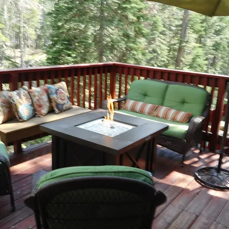 3 BR+loft, fam. rm., 2 bth, lg deck, close to major ski areas, trails, history.