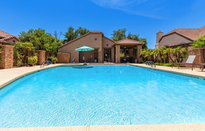 Walk to the Wigwam from this charming single-level condo!