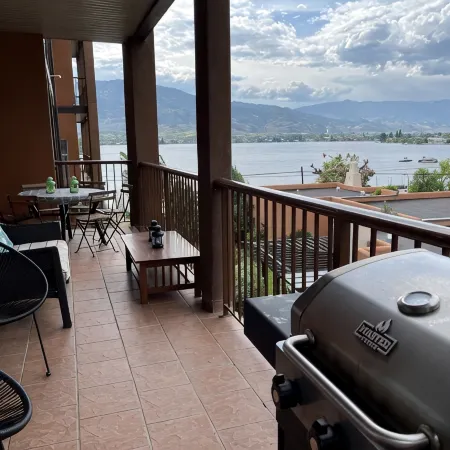 Large Lakefront 3 Bed Condo With Gorgeous Osoyoos Lake and Mountain Views