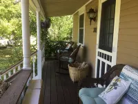 Quintessential Cottage Near Beaches and Newport Center. - Wifi