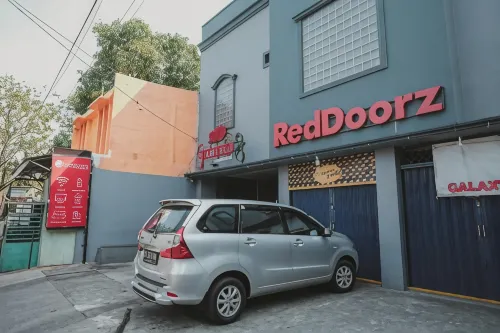 RedDoorz Near Rsud Koja - Guest houses