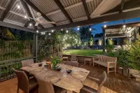 "Summer Salt Sunshine + Pets & HEATED POOL 150m to the beach!