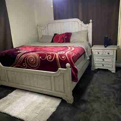 Three bedroom 5 minutes to state university & town,  10 min to baptist hospital Rooms