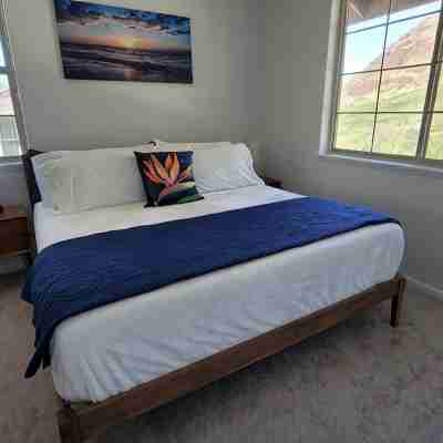 New home. Stunning ocean and mountain views. 5 Minutes from the beach Rooms