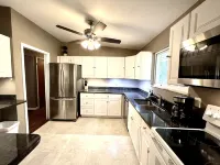 Cozy 3-Bedroom 1 Mile to Downtown & Michigan Stadium w/ Free Parking - شرفة