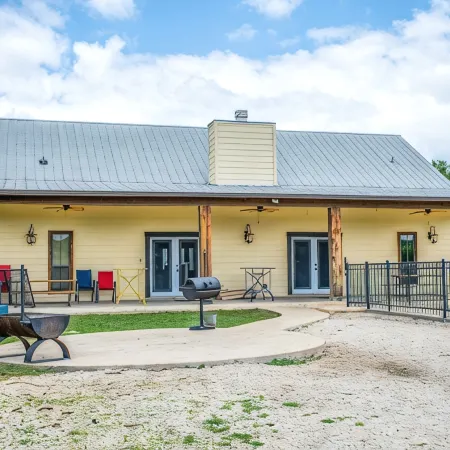 Casa Bella @ Buchanan Vacation Homes - Pool & Free Frio River Access