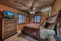 Silver Fox Inn Beautiful 5-bedroom Cabin w/hot tub - Wi-Fi