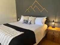 Minutes from Sdc! Pools! Scenic Wooded Views! Lake! - Hytter
