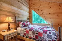 Bear Pines charming 3 bdrm cabin, Hot Tub, WiFi, in scenic South Bloomingville - Homestays