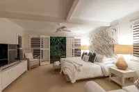 "Summer Salt Sunshine + Pets & HEATED POOL 150m to the beach! - balcony