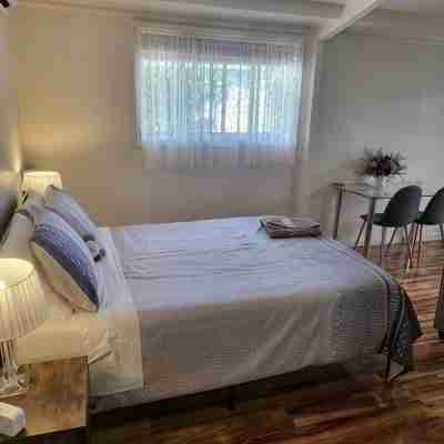 Private access, remote gate.  Netflix,  Foxtel,  Wi-Fi,  A/C, Rooms
