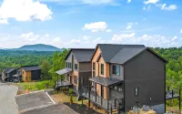 The Cozy Nook~ NEW Luxurious Modern Retreat Cabin with Hot Tub, Game Room, Grill - 4-Star