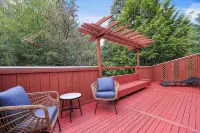 Poconos Retreat Near pools, Lakes,Water parks,Casino and all shoppings,Game room のホテル