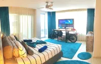 Gorgeous Eagle Beach 4-bedroom Condo with surround balcony and fitness room - balcony