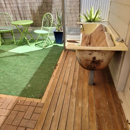 Private access, remote gate.  Netflix,  Foxtel,  Wi-Fi,  A/C,
