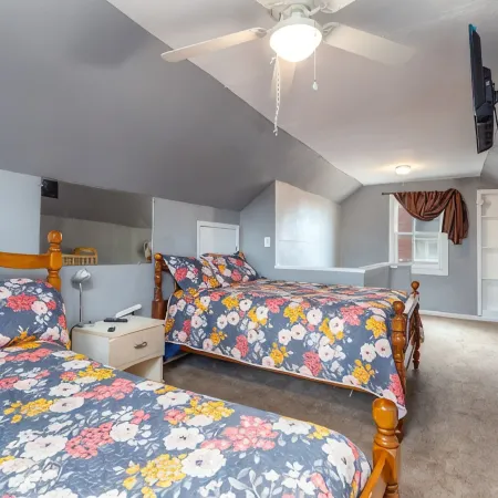 SUPER CUTE AND GREAT HOME APPROX 15MINS TO DOWNTOWN DETROIT SLEEPS 14 GUESTS