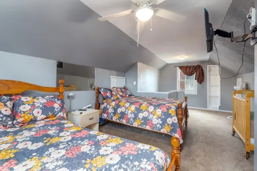 SUPER CUTE AND GREAT HOME  APPROX 15MINS TO DOWNTOWN DETROIT SLEEPS 14 GUESTS - balcony