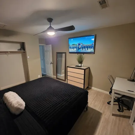 Modern/Retro 1br Condo by Exceptional Stays