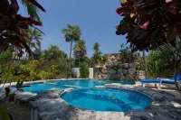 Beachfront Villa with pool & waterfall: Gorgeous sandy beach - maisons de vacances