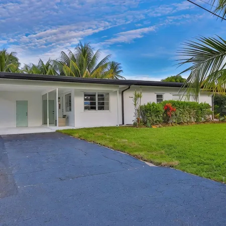 Huge Cove Home w Tiki and Spa+ Bikes, Minutes to Ocean